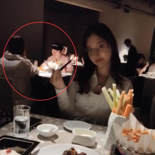 王思聪携两美女餐厅吃饭,全程看手机表情生无可恋,疑