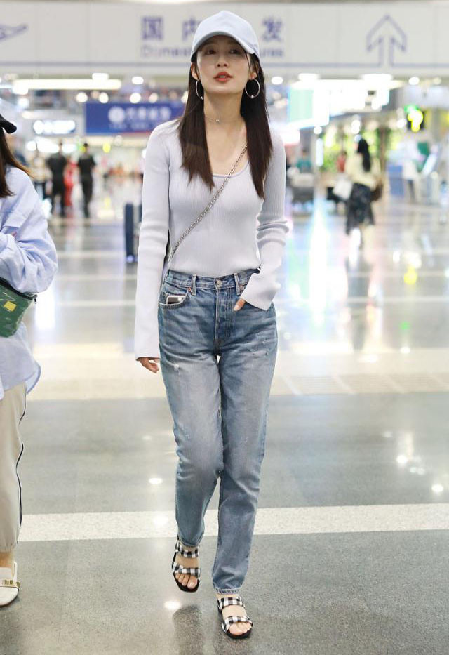 李沁又秀好身材!黑色打底衫配超短裤美腿够吸睛,早秋