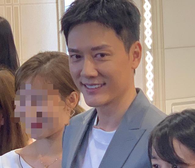 冯绍峰参加活动像老了二十岁,到底经历了什么,全场抑郁不堪