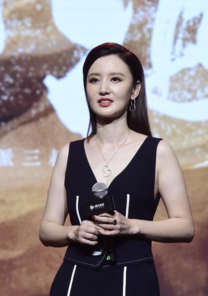 环球小姐冠军张萌,因《沙海》不幸流产,《白发》制作人成功如她
