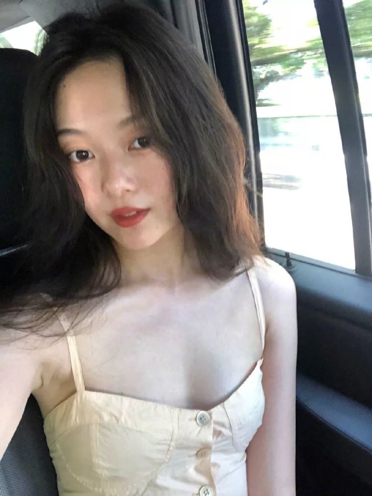 曾经的"豆瓣女神"晚晚同框杜鹃竟没输?油画色系穿搭加分不少
