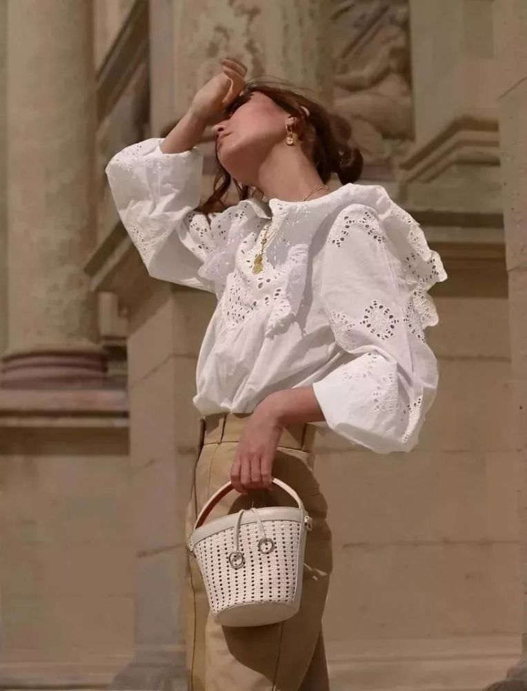 穿出不一样的法式风情,帽子的映衬出个性张扬,整体的特点有刚有柔之间