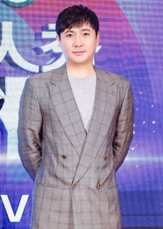 39岁沈腾"西装控",印花衬衫配条纹西装,儿子照片曝光