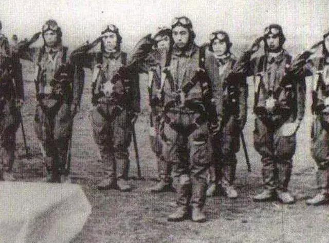 二战日本最神奇的飞行员,九次参加神风自杀攻击,却