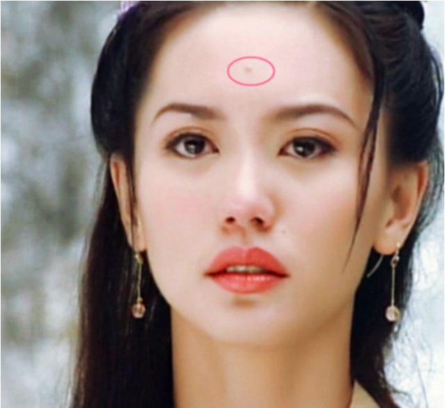 女星的"美人痣:热巴长在眼下,刘亦菲在鼻子上,而她美成经典
