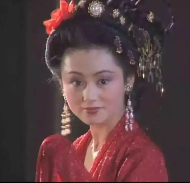 应该今天很多人都不知道侯俊杰是谁, 但是在90年代她是红极一时的女
