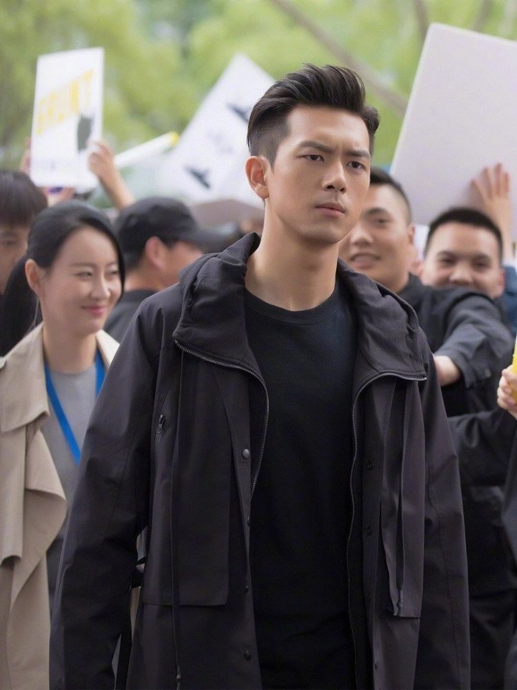 李现新造型来袭,逗号刘海搭出少年感,比大背头更有魅力