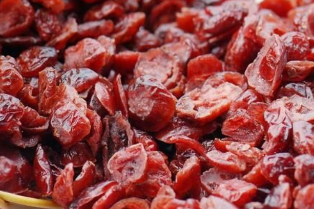 蔓越莓干中含有丰富的纤维素,果胶等成分,若是食用过多,可能会加重