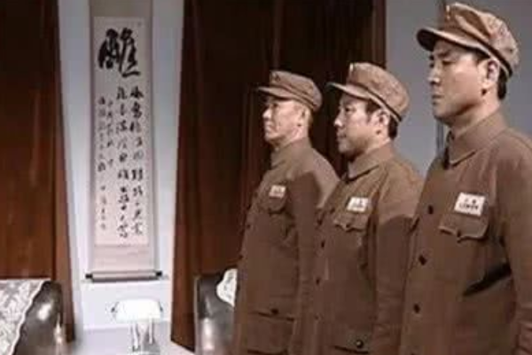 亮剑:李云龙丁伟大闹课堂,为何孔捷在一旁不敢说话?太