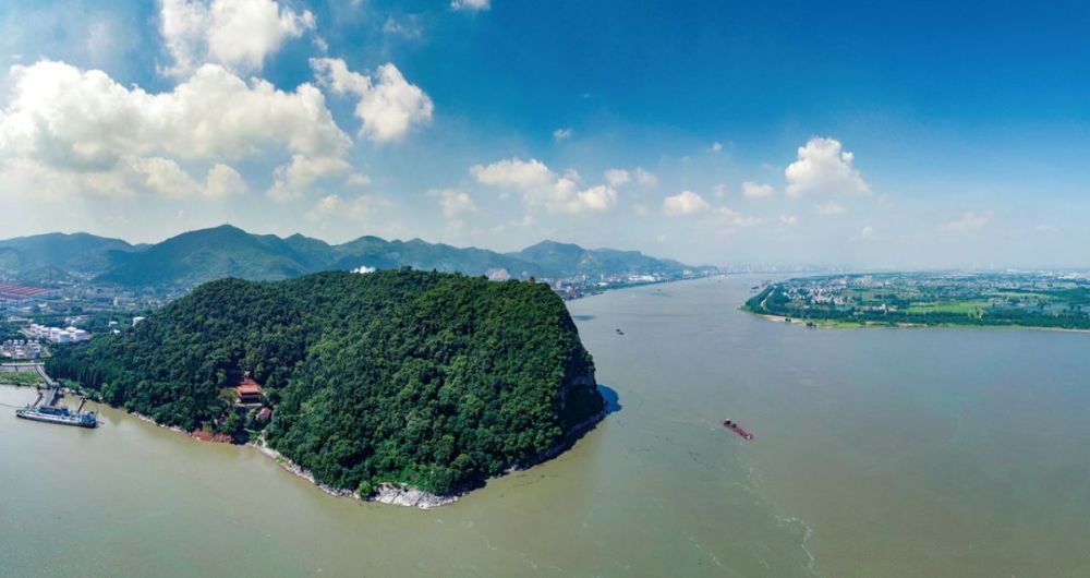 黄石的孩子诵读起来格外卖劲,格外亲切,因为诗中的西塞山,就在我们这