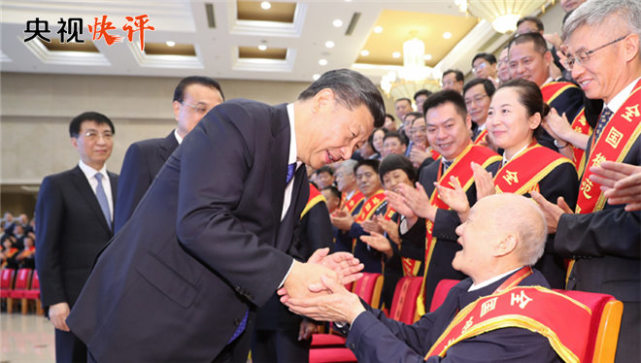 【央视快评】将道德榜样化为奋进新时代的无穷动力