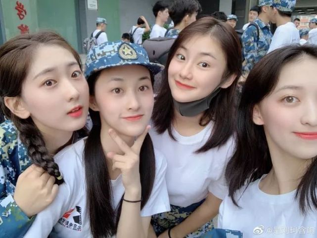 刘珂含,右2:我算看出来了,其实美女真不少,但是真没必要加滤镜,你看好