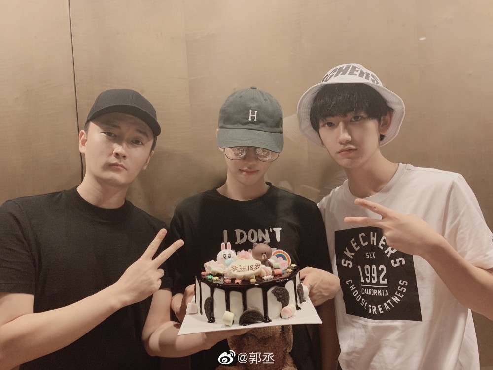 王一博回复假肖战,郑繁星蛋糕砸脸,《陈情令》演员过生日都有毒