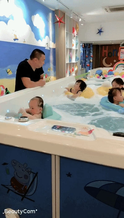 8元=宝宝洗澡 游泳 抚触按摩!宝龙4楼这家婴幼儿游泳馆送开业福利啦!
