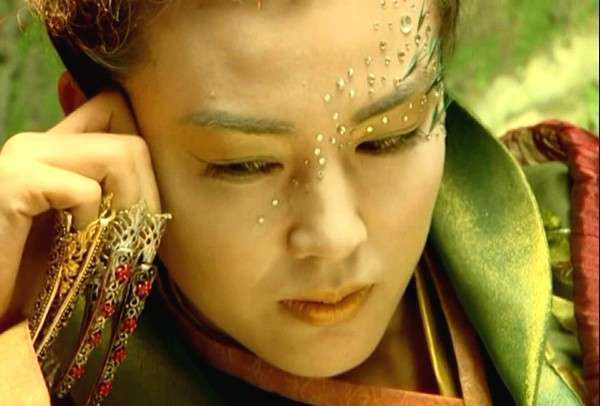 七夜本是七世怨侣之一,他被阴月太后养大,后来还成为了阴月皇朝的魔君