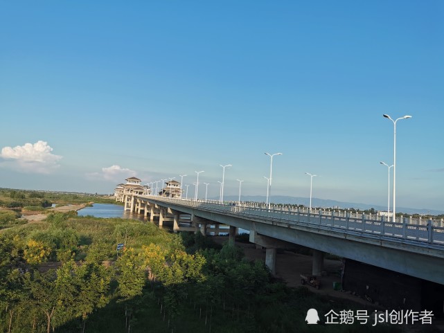 西安灞渭桥是位于渭河河堤路上的一座景观桥