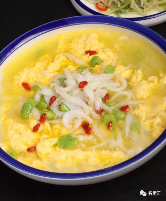 将银鱼焯水后同鸡蛋一起入高汤浸煮,鲜上加鲜,搭配蚕豆可以丰富口感