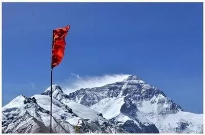 珠穆朗玛峰顶的五星红旗,是我们中国人的骄傲!