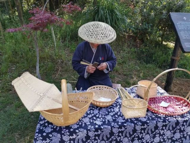 桃坞人家 舂米是一种古老的稻谷去壳技术,在科技还不发达古代,是桃坞