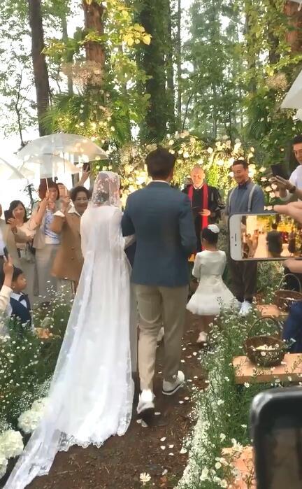 曾国祥王敏奕婚礼现场首曝光,树林间低调举行,曾志伟