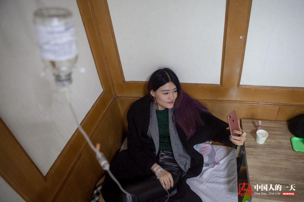 90后美女妈妈直播抗癌：只要不死，就猖狂地笑！