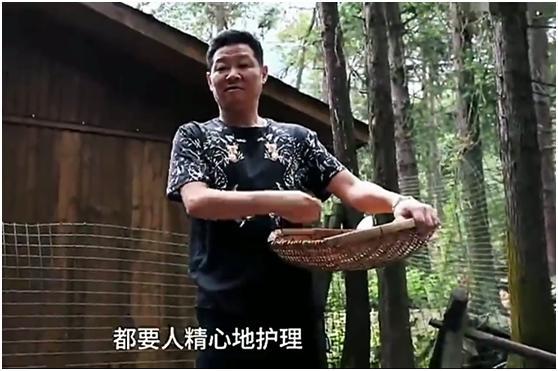 50岁老戏骨赵亮开起养鸡场,今副业赚上亿,小16岁妻子乐开花