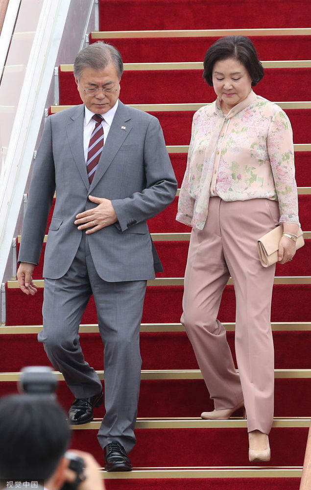 韩国总统文在寅结束东南亚访问回国,夫人金正淑穿粉嫩