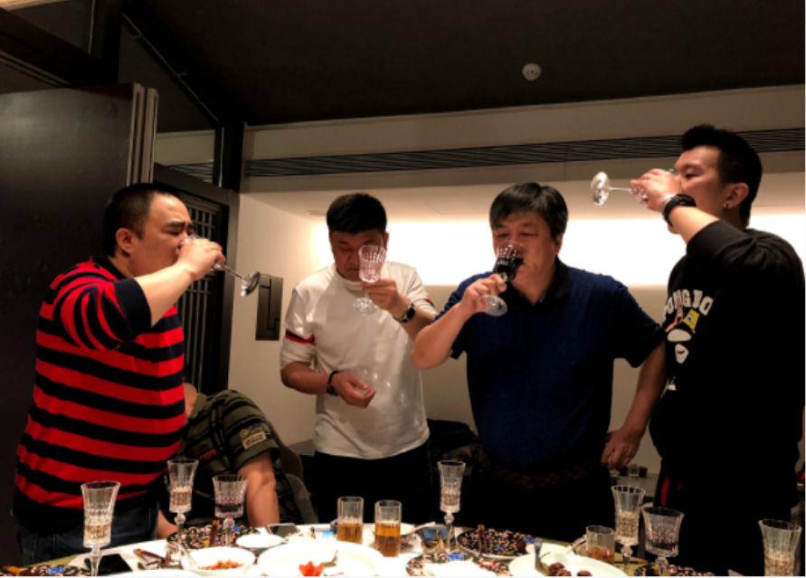 上酒桌容易下酒桌难,喝酒光会敬酒说好话可不行,这一点也很重要