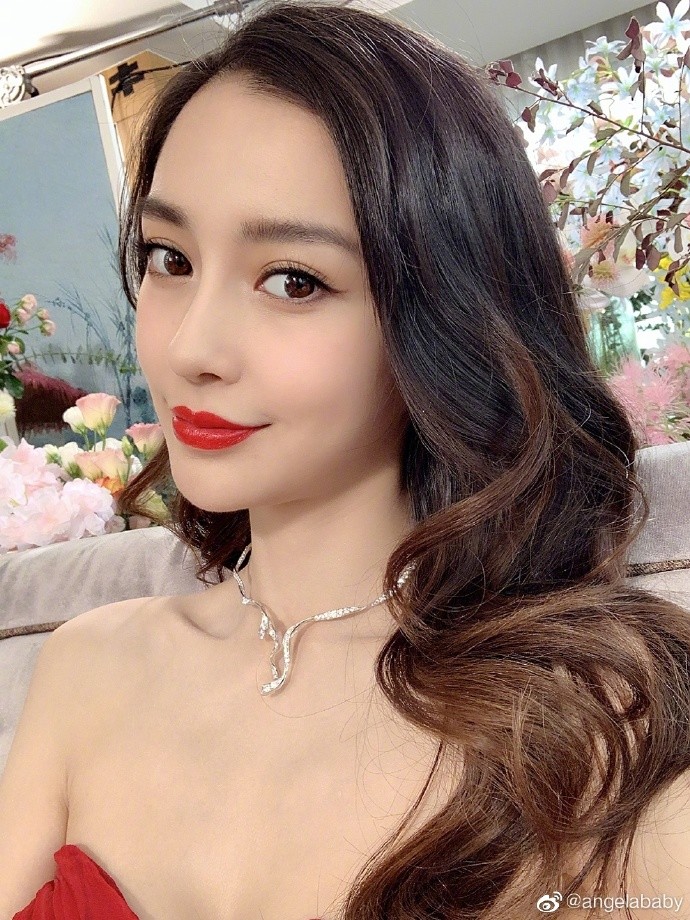 嘴角中,baby一袭锁骨卷长发性感,披肩长裙秀出照片抹胸,明艳动人,波浪韩国的性感美女图片