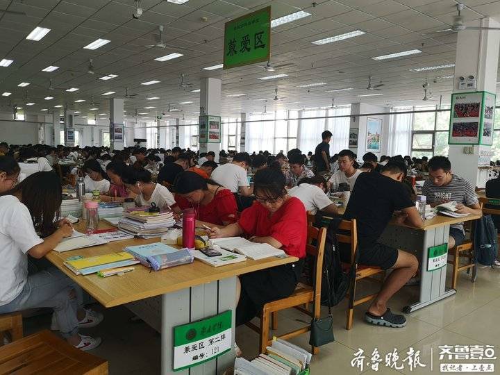 枣庄学院:校园里新生热闹报到,自修室里师哥师姐紧张