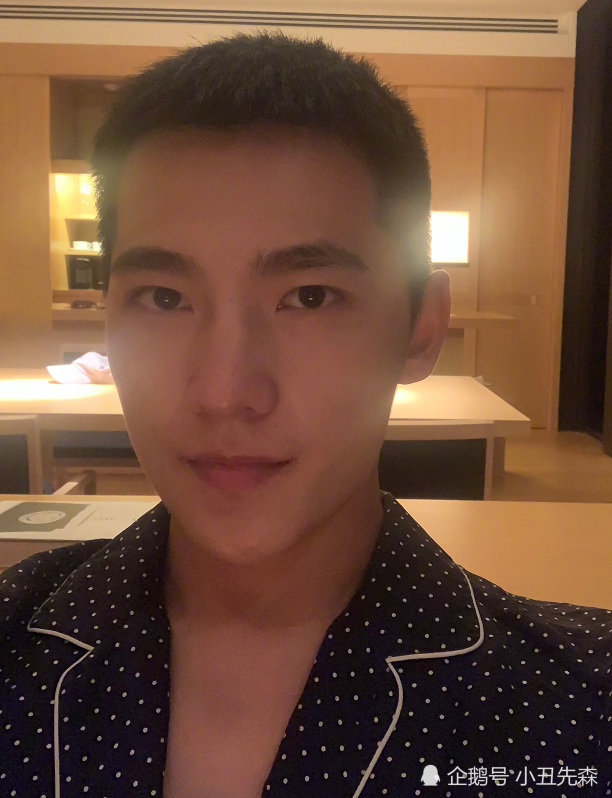 杨洋晒素颜自拍照,谁注意他身后的这一"物品?网友:不敢相信