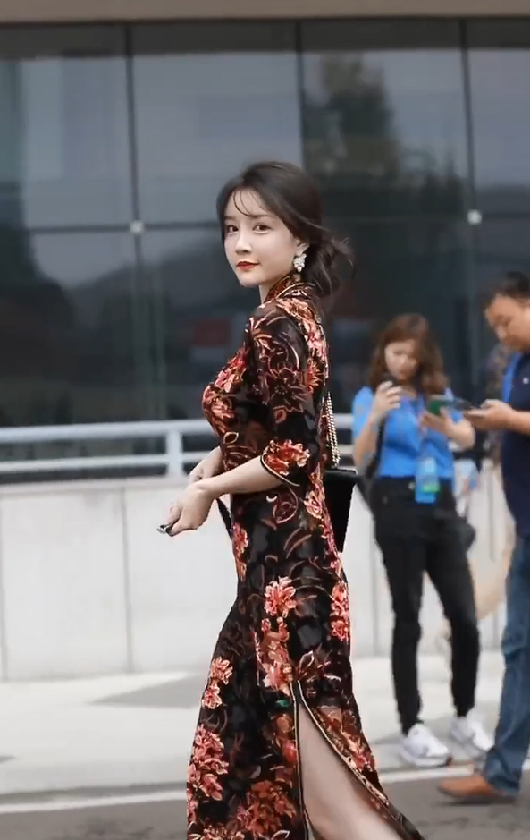 微胖的女孩子一定要试一下旗袍,走在街上,她美成民国军阀太太!