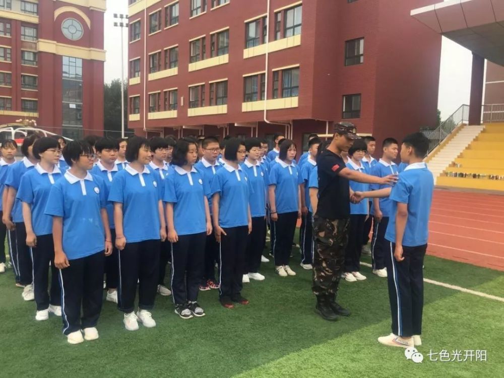 开阳中学2019级新生军训开营式隆重举行