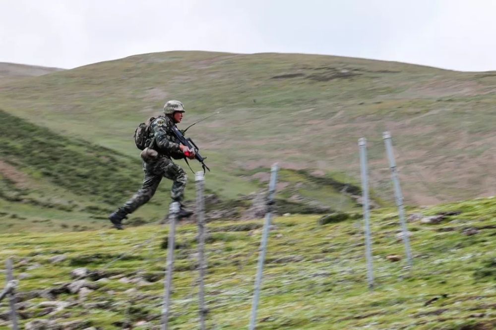 步兵分队在炮兵火力掩护下向"敌"前沿阵地发起冲击