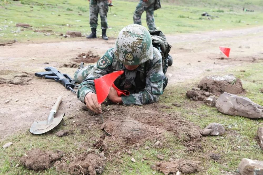 强军号记者在现场看到,步兵分队在炮兵火力掩护下向"敌"前沿阵地发起