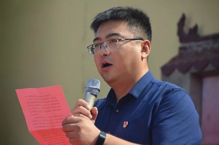 党委副书记贾明辉上场代言枣乡吉祥物,介绍了大王镇的情况以及发展