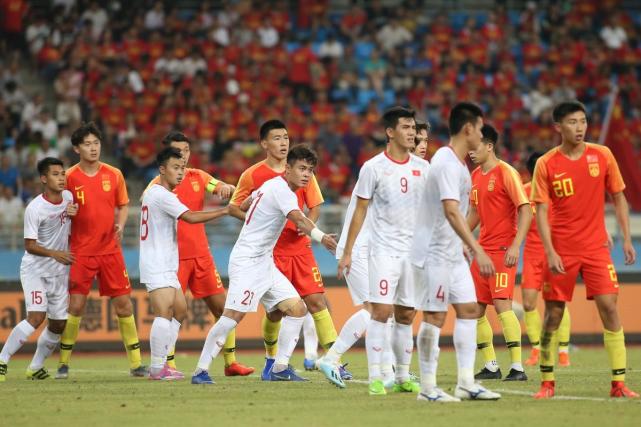 热身赛-国奥0-2负越南 防线两次失误刘若钒伤退