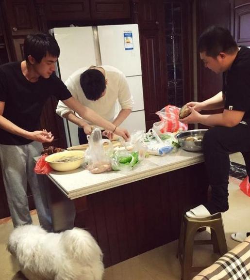 参观林更新住的豪宅,别看他平时那么搞笑,家里装修风格却很沉稳