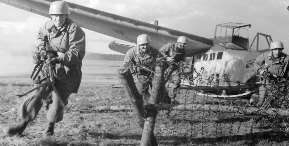 埃本-埃美尔要塞争夺战期间,依靠滑翔机实施降落的德国空降猎兵部队