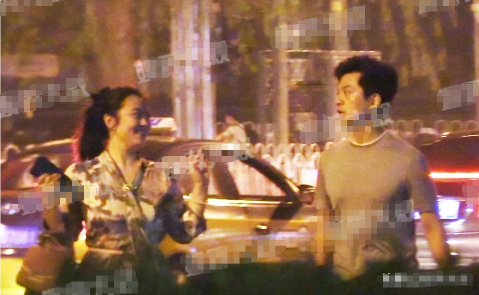 李健老婆罕见现身夫妻甜蜜对视,饭后悠闲散步太接地气了