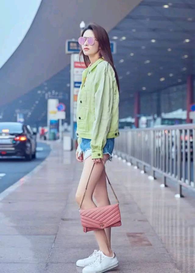 颖儿机场街拍照来袭,穿绿色外套搭热裤十分减龄!
