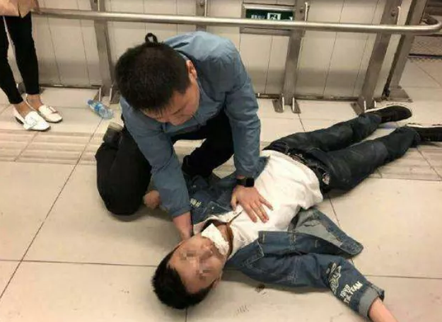男孩子心脏突然"刺痛"一下?多是"3陋习"导致,早了解防猝死