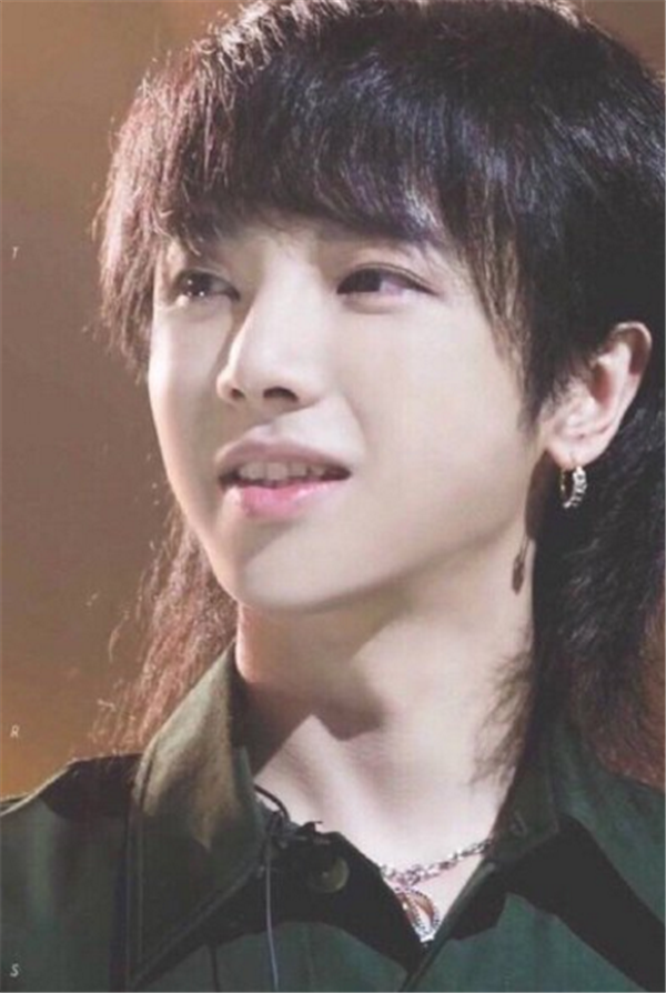 男星挑战"中长发":王一博高冷,华晨宇文艺范,吴亦凡
