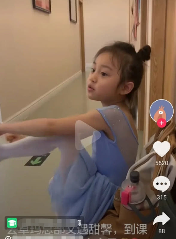 网友偶遇甜馨上舞蹈课,扎丸子头坐地聊天俏皮可爱超像妈妈李小璐