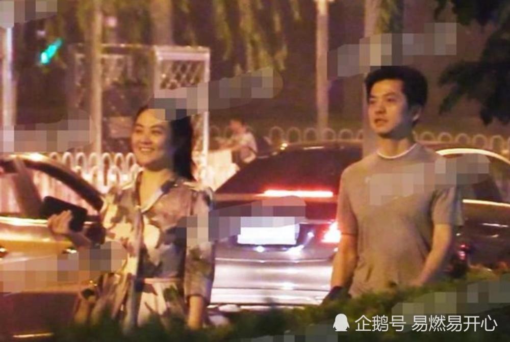 45岁李健老婆近照曝光,模样平凡朴实,却被赞气质优雅像贵妇!