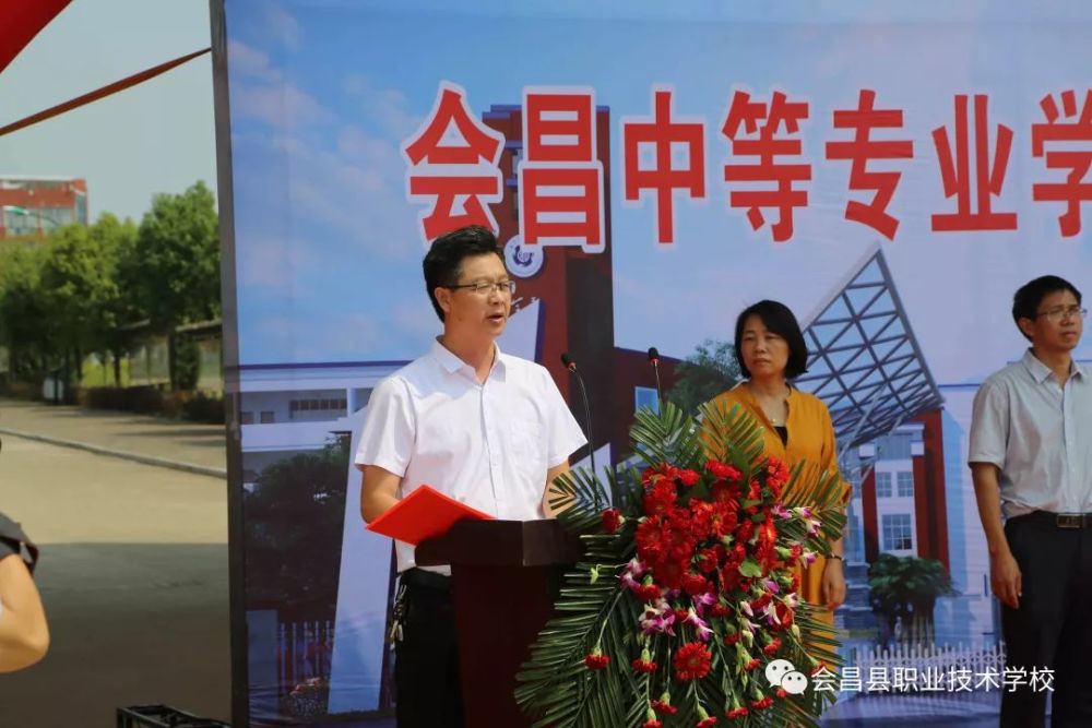 县委教科体工委书记何高波,县教科体局副局长唐迎春,县教科体局领导