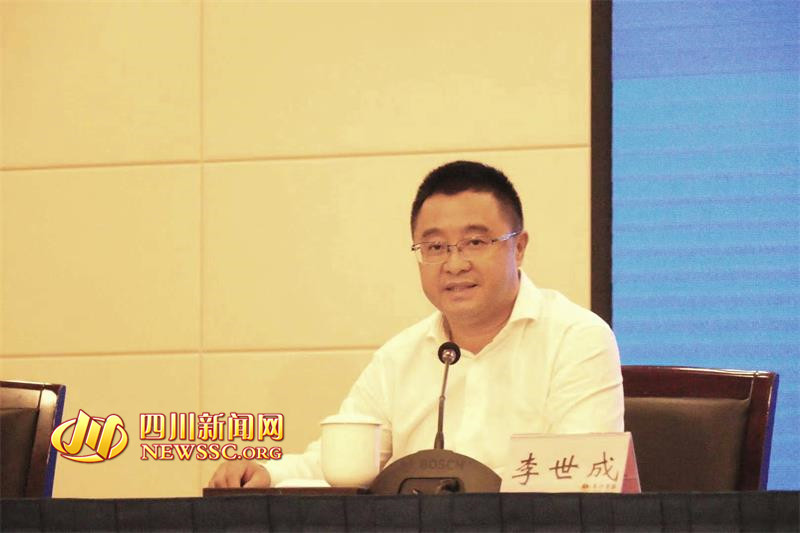 省委政法委副书记李世成答记者问.