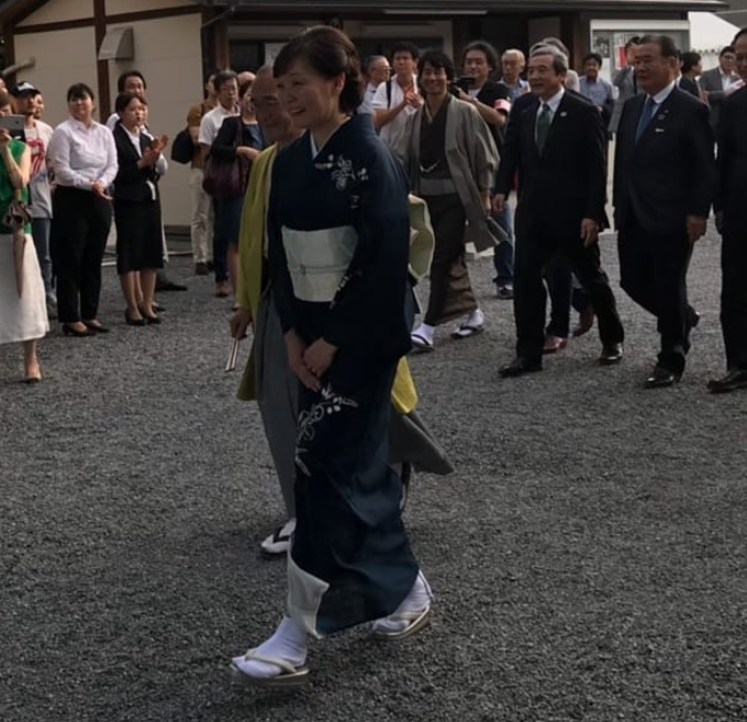 安倍昭惠穿和服亮相京都街头,身后跟着保镖和官员引路人围观