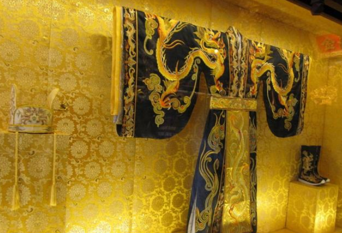 都知道皇袍是黄色的,为什么秦始皇和刘邦的龙袍却是黑色的?