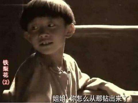 易烊千玺幼儿园时期好可爱,没想到我们是看着他的戏